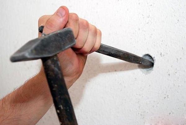 Cách khoan tường bằng tay tuy đơn giản nhưng nguy hại khôn lường