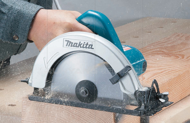 Review nhanh máy cắt gỗ cầm tay đa năng Makita 5806B